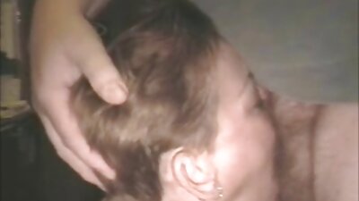 Snemanje pornografije v hotelski sobi s seksi temnopolto dekle, ki pod obleko ne nosi ničesar