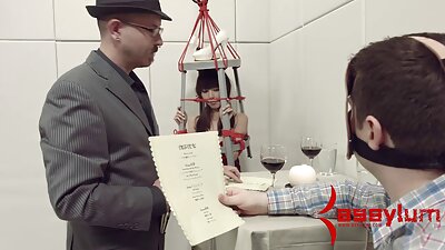 Seksi rdečelaska se snema v POV, medtem ko sesa kurac svojega fanta in ji riti rit