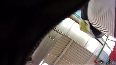 Pov pihanje od žene z velikimi prsi