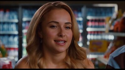 Medrasna amaterska porno blondinka in rjavolaska prevzameta nekaj temnopoltih